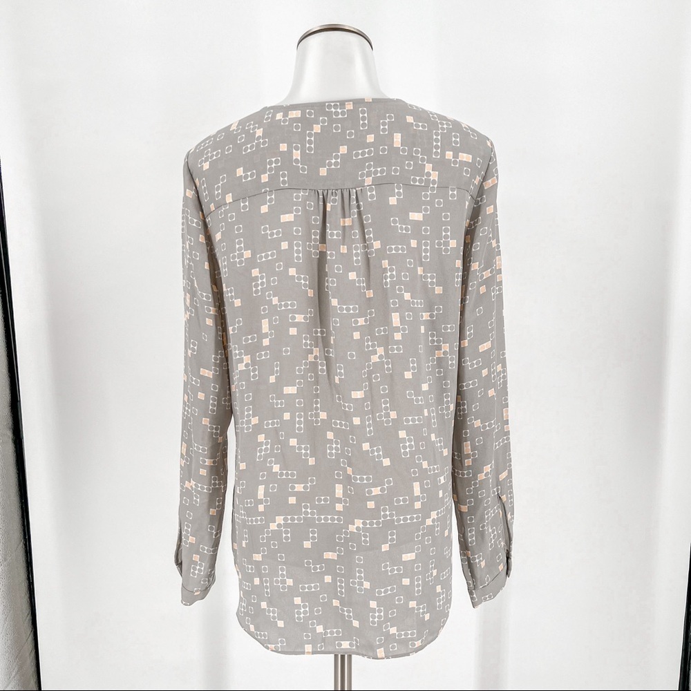 Halogen Large  blouse Gray, pink Soft geometric Pattern V Neck Ruffle! - Picture 6 of 8